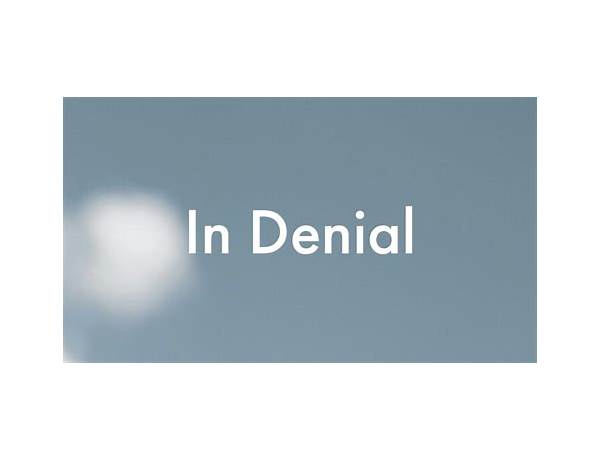 In Denial en Lyrics [Gloria Tells]